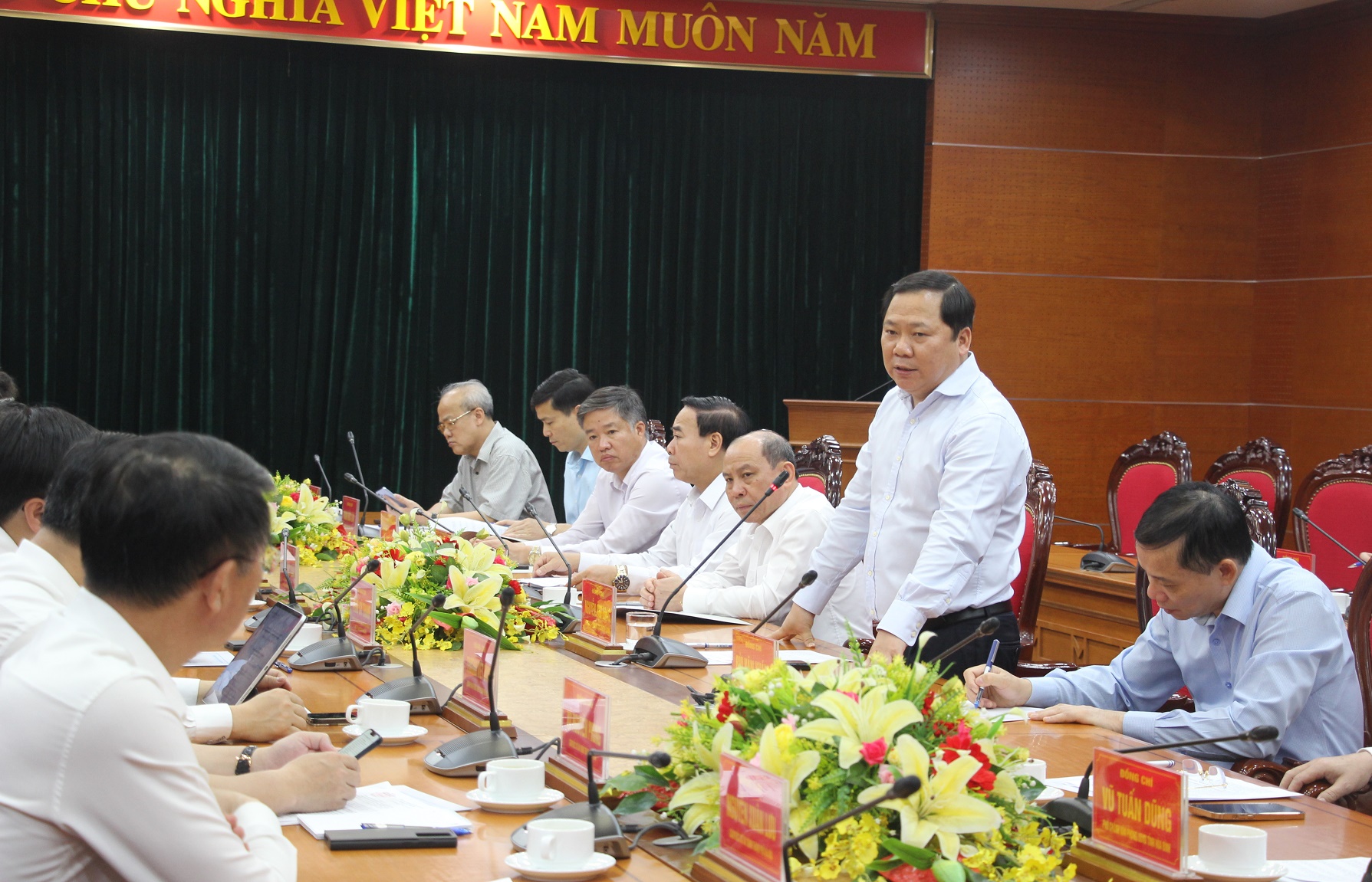 Đồng chí Nguyễn Phi Long, Bí thư Tỉnh ủy nhấn mạnh những kết quả trong công tác phối hợp giữa hai địa phương