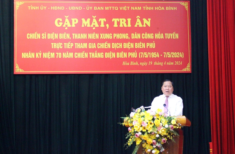 Đồng chí Nguyễn Phi Long, UV dự khuyến BCH Trung ương Đảng, Bí thư Tỉnh ủy phát biểu tại buổi gặp mặt.