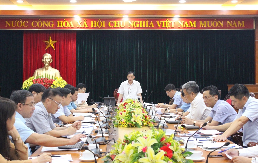 Đồng chí Bùi Văn Khánh, Phó Bí thư Tỉnh ủy, Chủ tịch UBND tỉnh phát biểu tại cuộc họp.