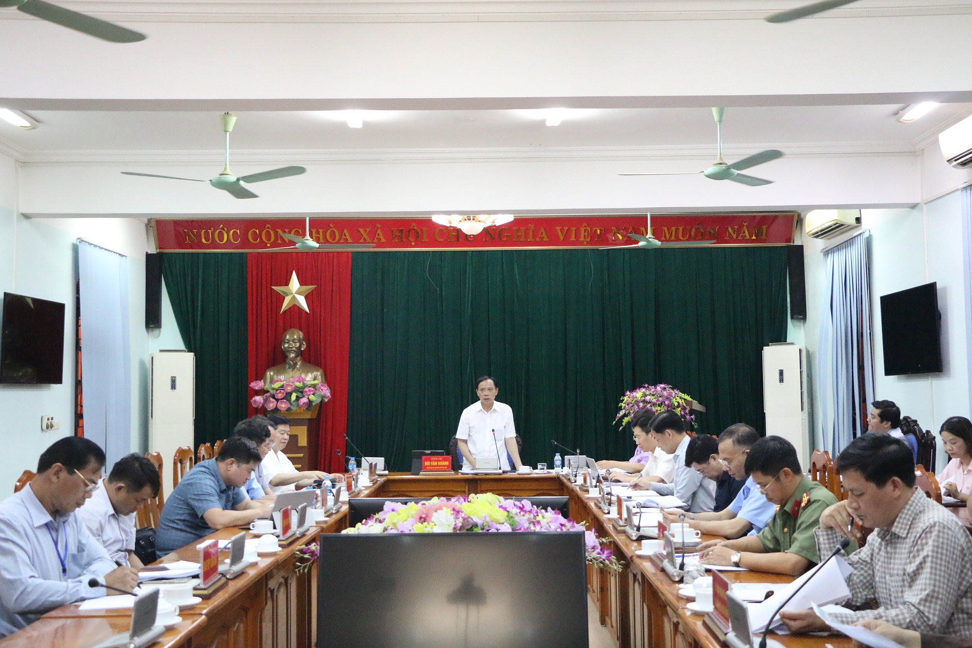Đồng chí Bùi Văn Khánh, Phó Bí thư Tỉnh ủy, Chủ tịch UBND tỉnh chủ trì cuộc họp